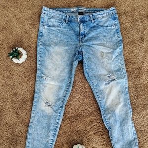 Light wash, low rise distressed jegging jeans